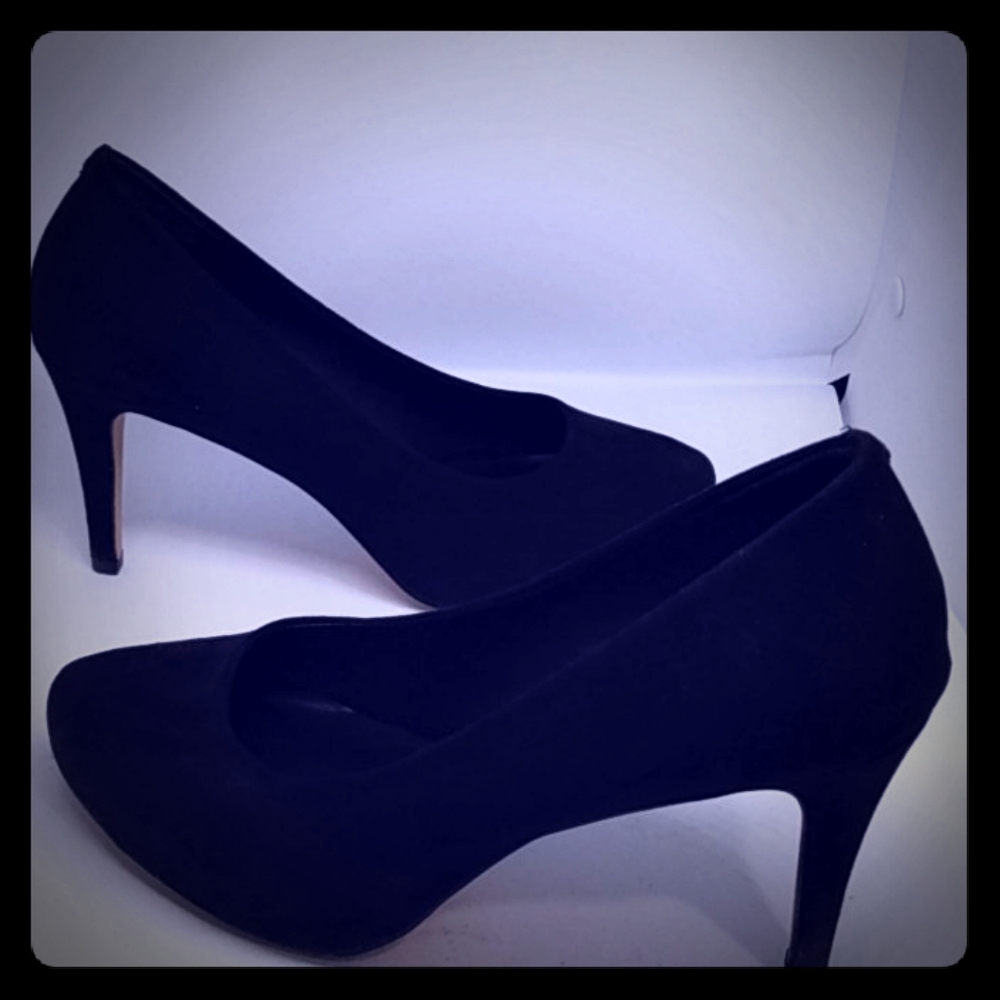 Black pumps